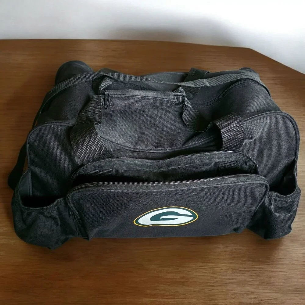 NWOT GREEN BAY PACKER Black With Logo Adjustable Strap Footed Duffle Bag